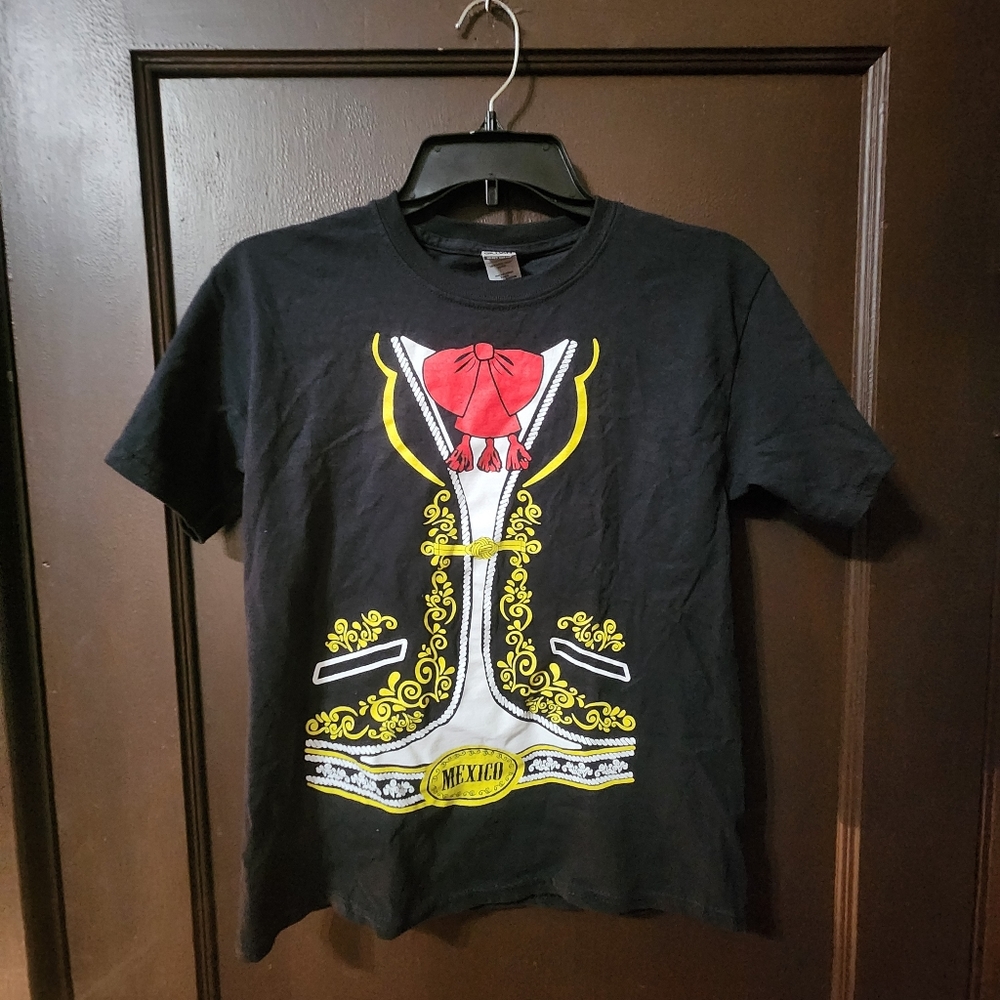 Gildan heavy cotton 100% Cotton Color Black and gold size M